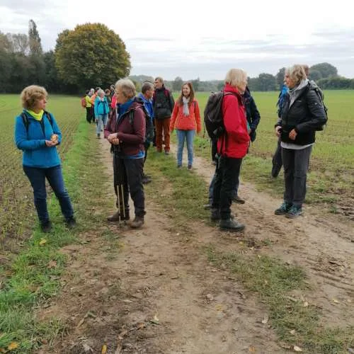 Kurze Pause bei einer Wanderung der Gruppe Berg rauf und Berg runter auf einem Feldweg | © DAV Münster
