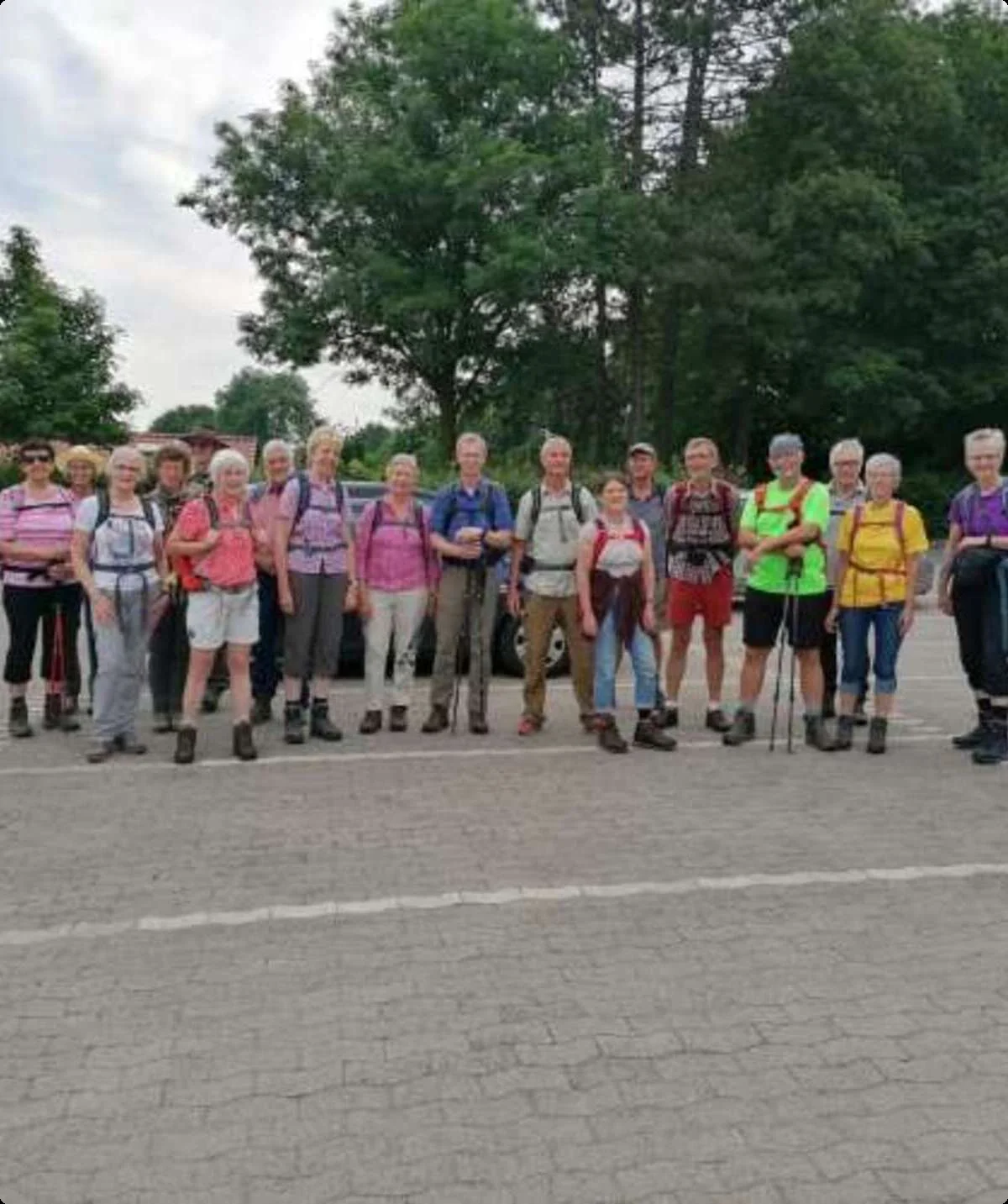 Start der Wanderung der Gruppe Berg rauf und Berg runter an einem Parkplatz | © DAV Münster