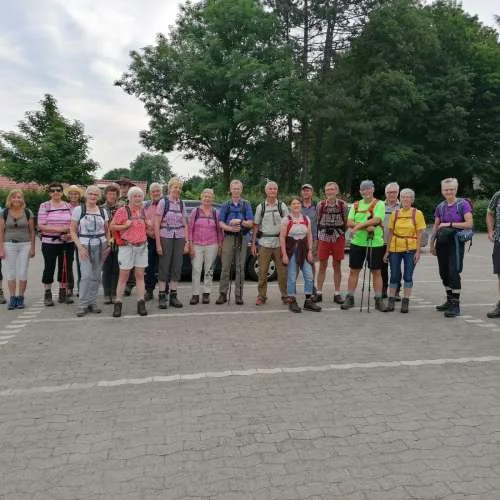 Start der Wanderung der Gruppe Berg rauf und Berg runter an einem Parkplatz | © DAV Münster