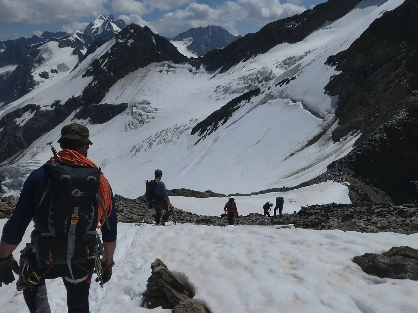es geht im Schnee bergrunter | © DAV Münster