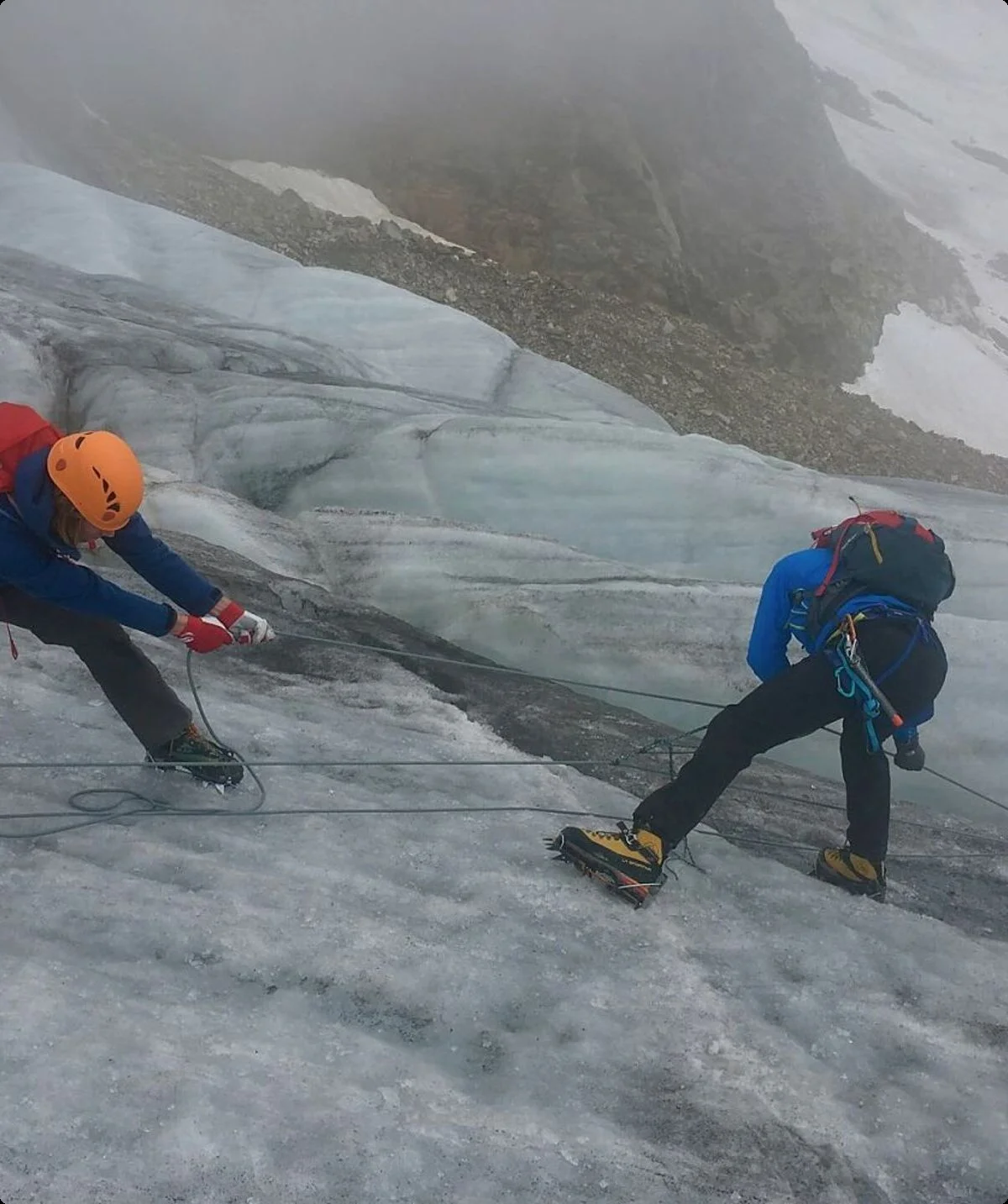 Zwei Kletterer sichern an einem Eishang | © DAV Münster