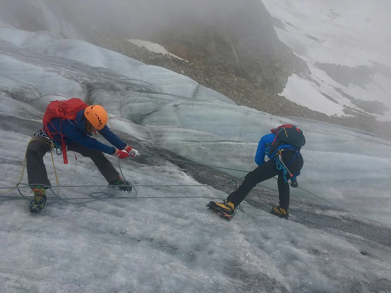 Zwei Kletterer sichern an einem Eishang | © DAV Münster