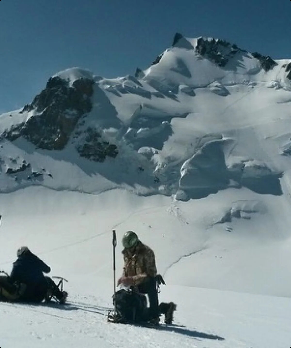 Kurze Pause im Schnee vor einem schneebedeckten Gipfel | © DAV Münster
