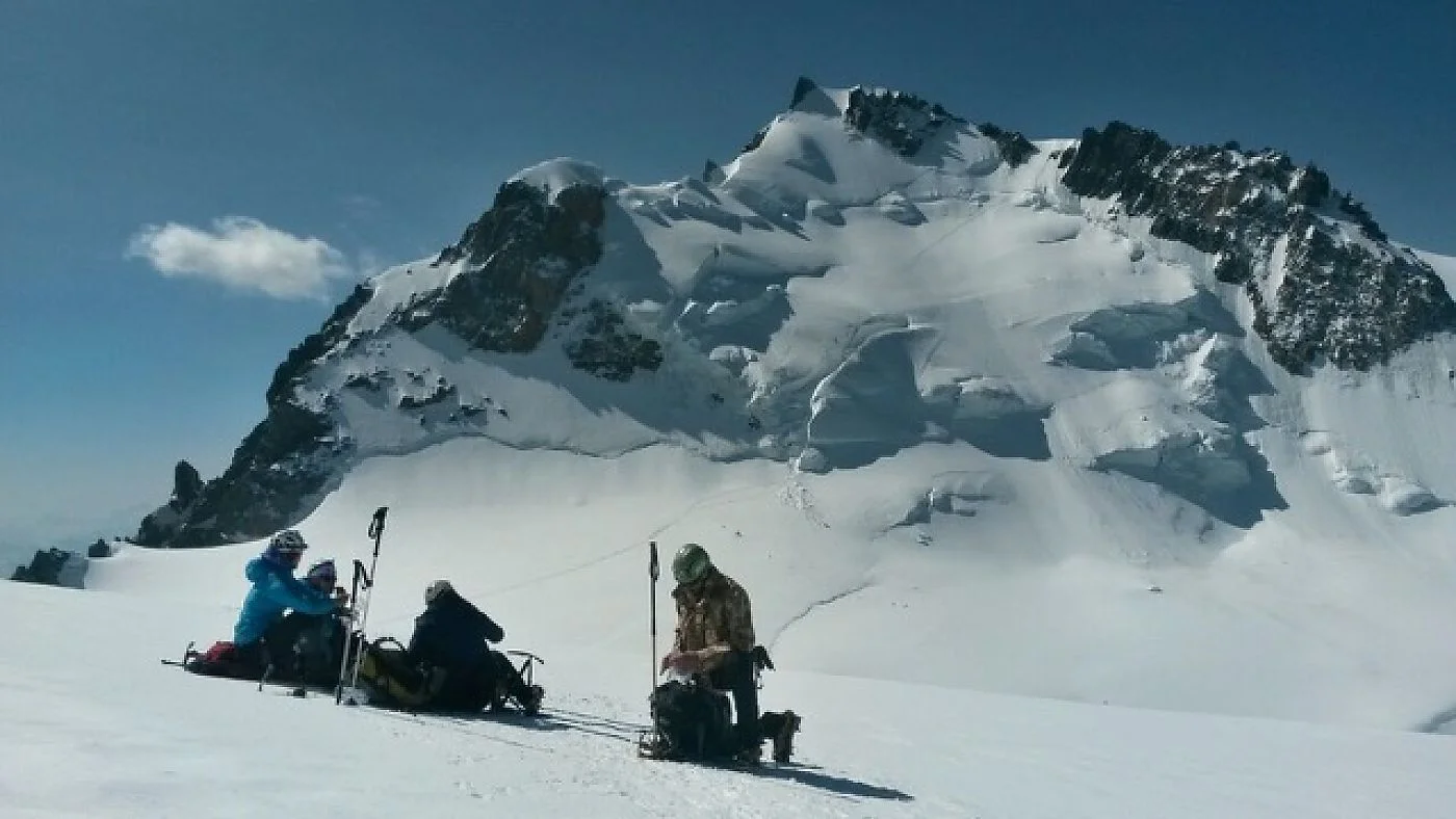 Kurze Pause im Schnee vor einem schneebedeckten Gipfel | © DAV Münster