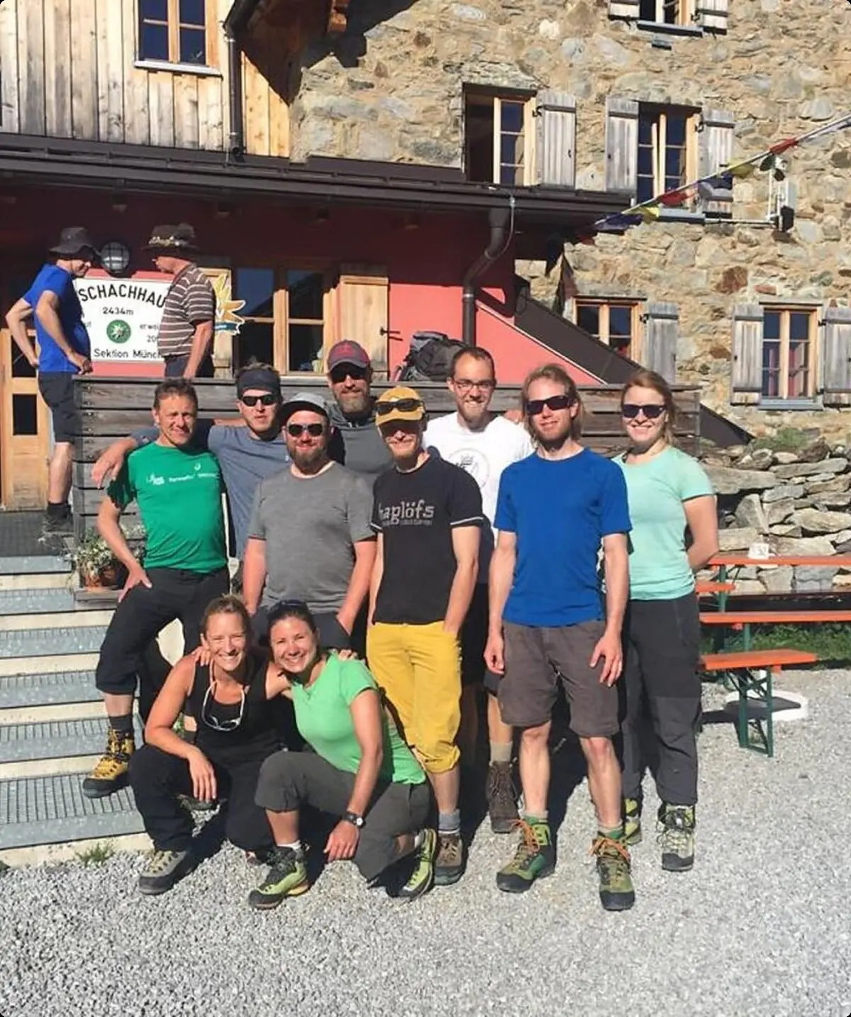 Bei einer Pause vor einer Hütte in der Sonne | © DAV Münster