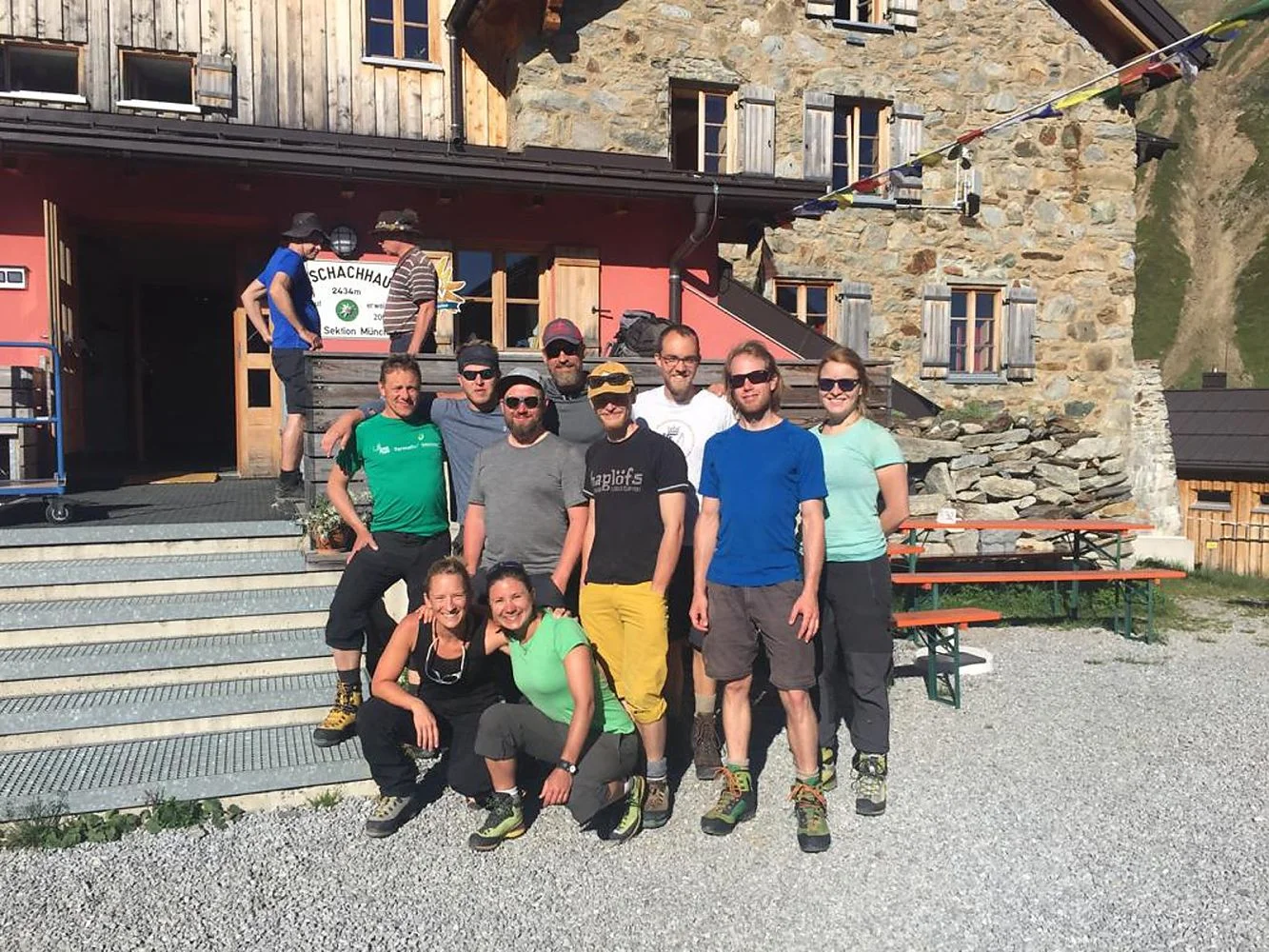 Bei einer Pause vor einer Hütte in der Sonne | © DAV Münster