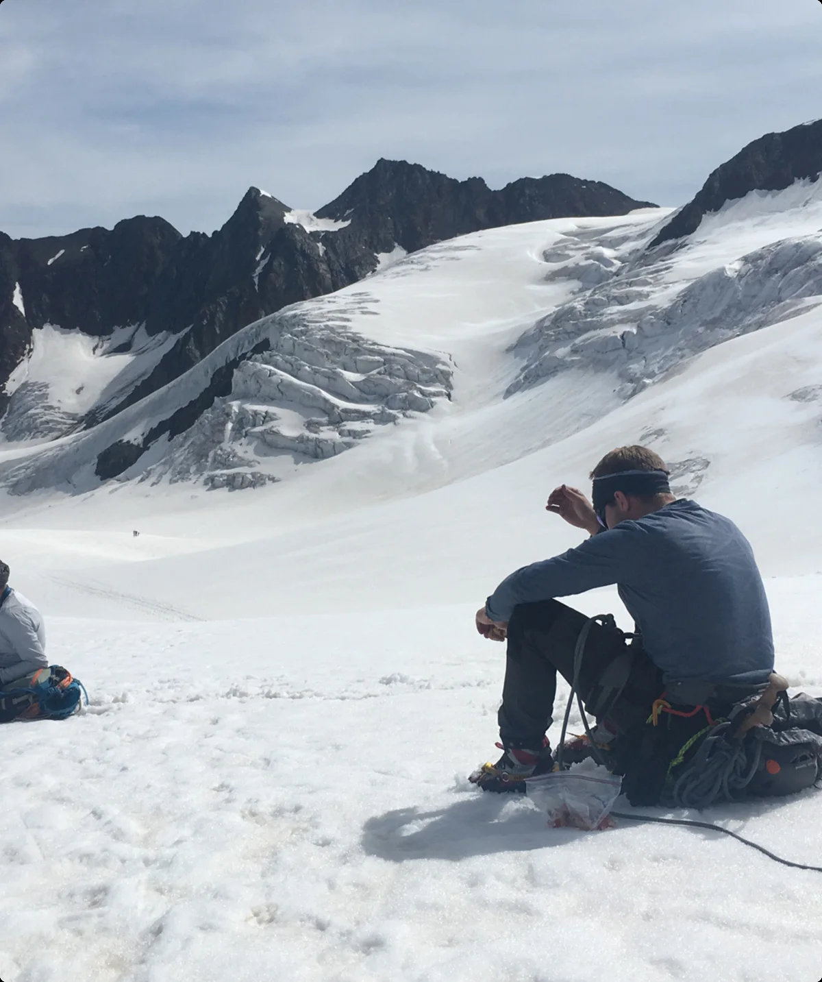 Kurze Pause auf einem Schneefeld | © DAV Münster