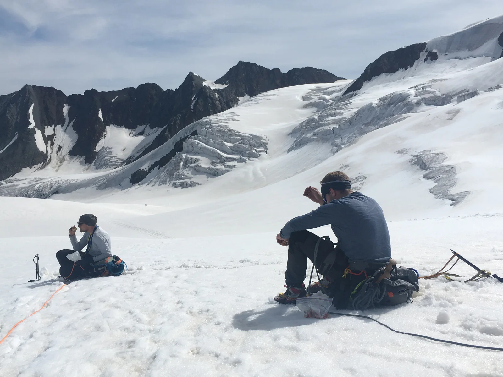 Kurze Pause auf einem Schneefeld | © DAV Münster
