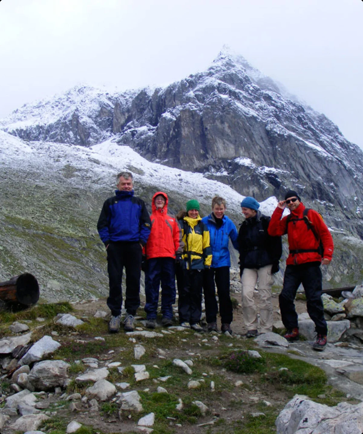 Klettertreff Kletterbar vor schneebedeckten Bergen | © DAV Münster