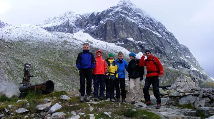 Klettertreff Kletterbar vor schneebedeckten Bergen | © DAV Münster