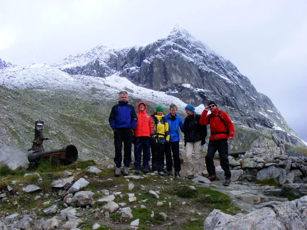 Klettertreff Kletterbar vor schneebedeckten Bergen | © DAV Münster