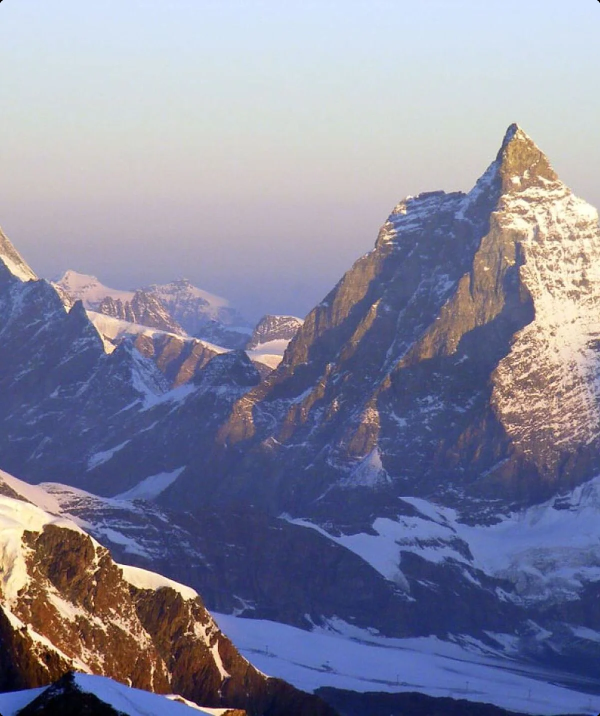 Schneebedeckte Berge sind in Großaufnahme zu sehen | © DAV Münster