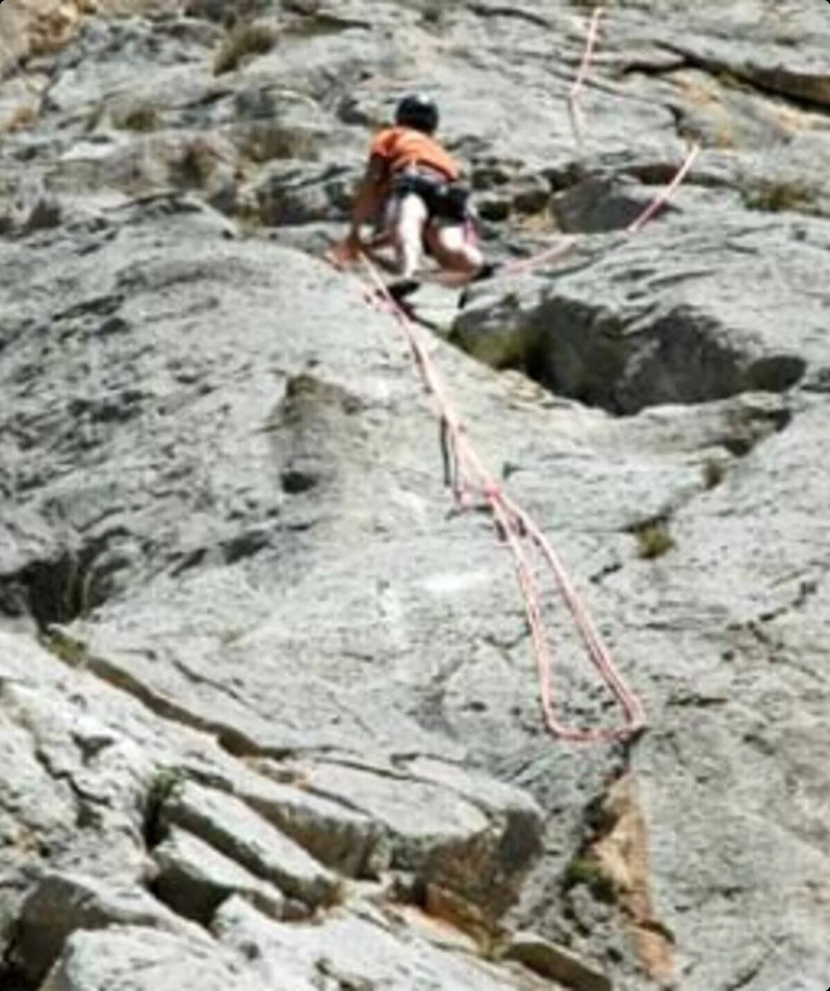 Ein einzelner Klettern klettert eine Wand hoch | © DAV Münster