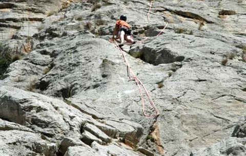 Ein einzelner Klettern klettert eine Wand hoch | © DAV Münster