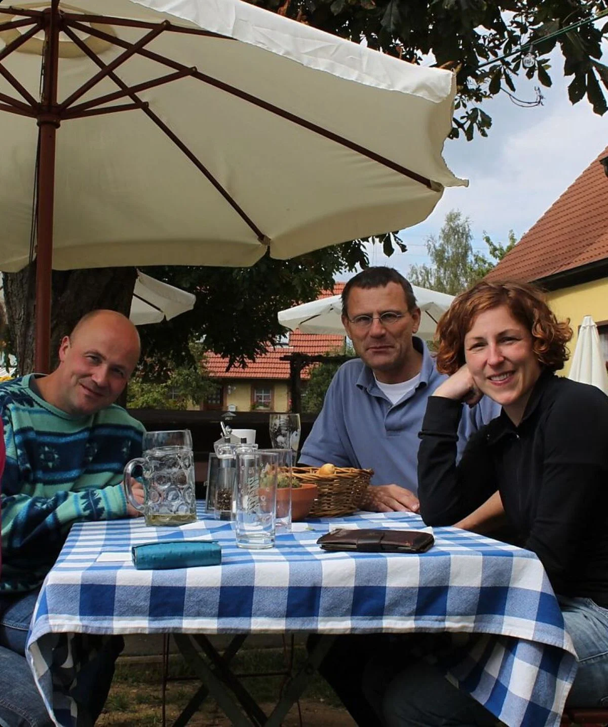Kletterer beim Kaffeetrinken vor einer Gaststätte | © DAV Münster
