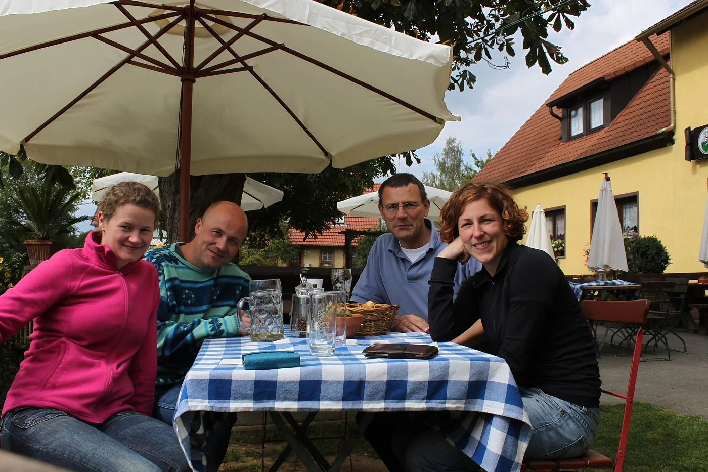 Kletterer beim Kaffeetrinken vor einer Gaststätte | © DAV Münster