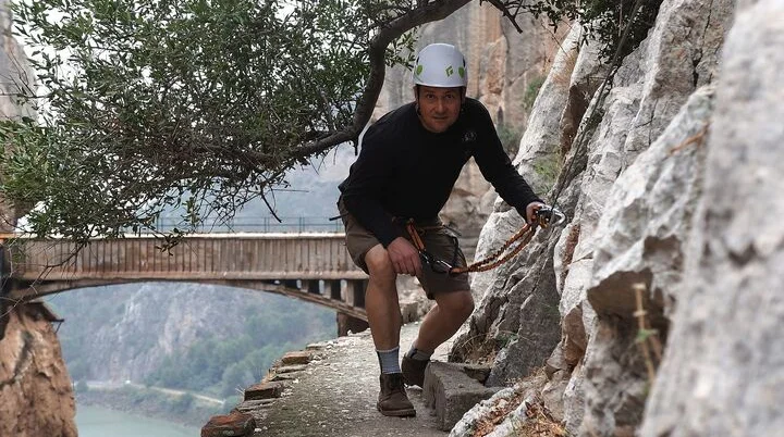 Es ist ein Kletterer bei der Sicherung zu sehen | © DAV Münster