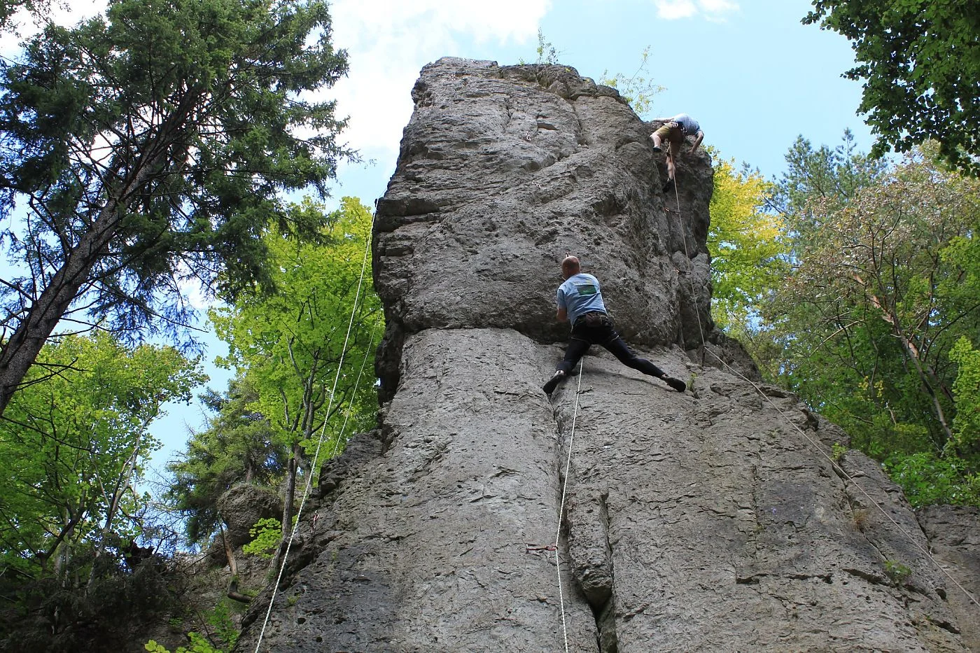 Kletterer hoch oben an einem Felsen | © DAV Münster