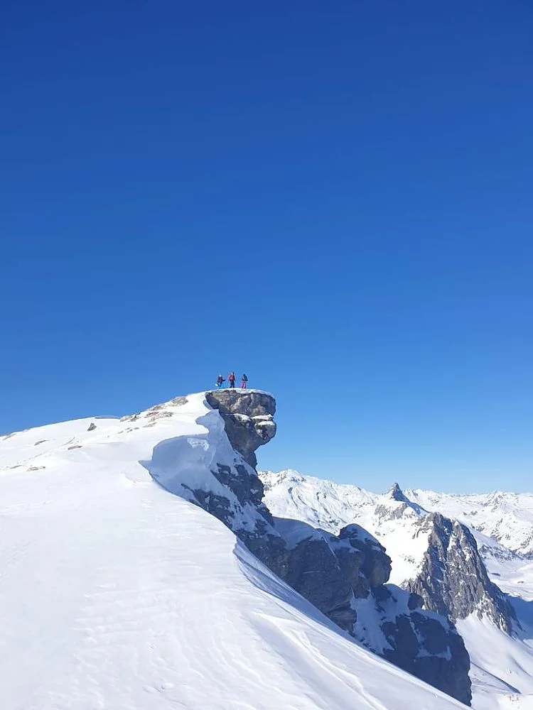 Drei Mitglieder der Gruppe sind weiter oben auf einer Felsnase zu sehen | © DAV Münster
