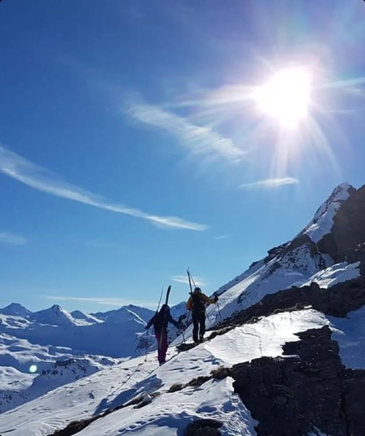 In der Sonne sind zwei Mitglieder der Gruppe zu sehen wie sie einen Berg hochgehen | © DAV Münster