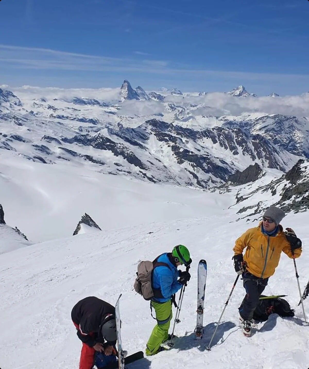 Es sind drei Ski-Wanderer bei einer Pause zu sehen | © DAV Münster