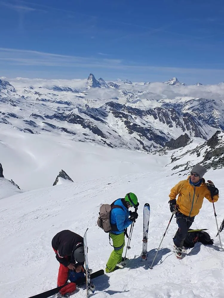 Es sind drei Ski-Wanderer bei einer Pause zu sehen | © DAV Münster