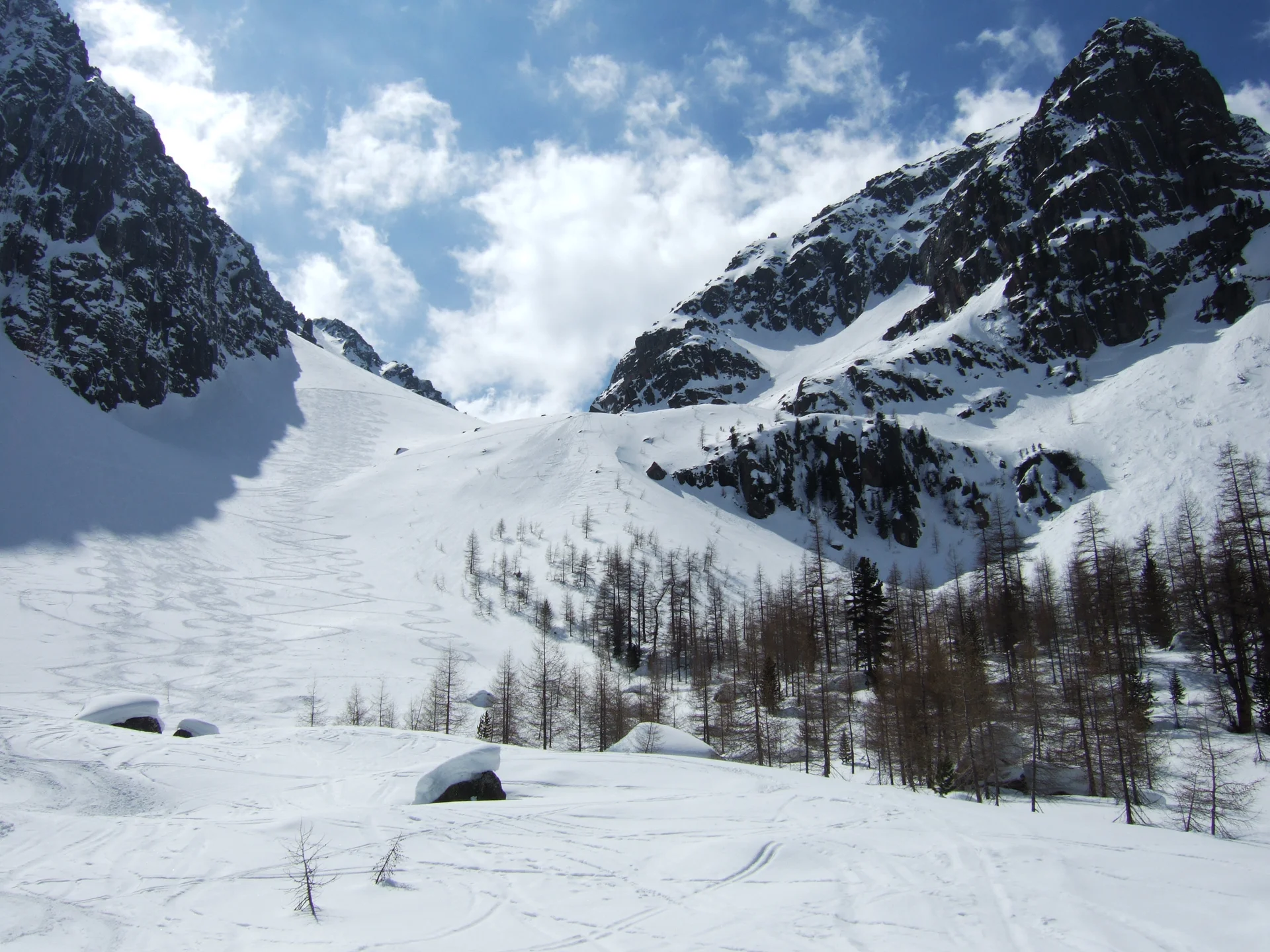 Es sind schneebedeckte Berge und ein Abhang zu sehen | © DAV Münster