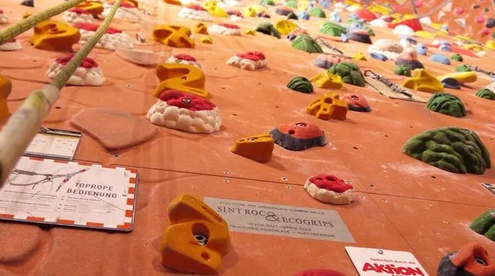 Es ist eine Indoor Halle zum Klettern zu sehen | © DAV Münster