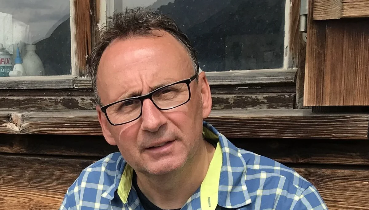 Dirk sitzt vor einer Hütte | © DAV Münster