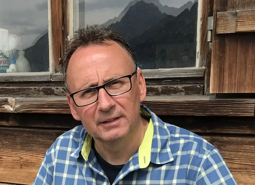 Dirk sitzt vor einer Hütte | © DAV Münster