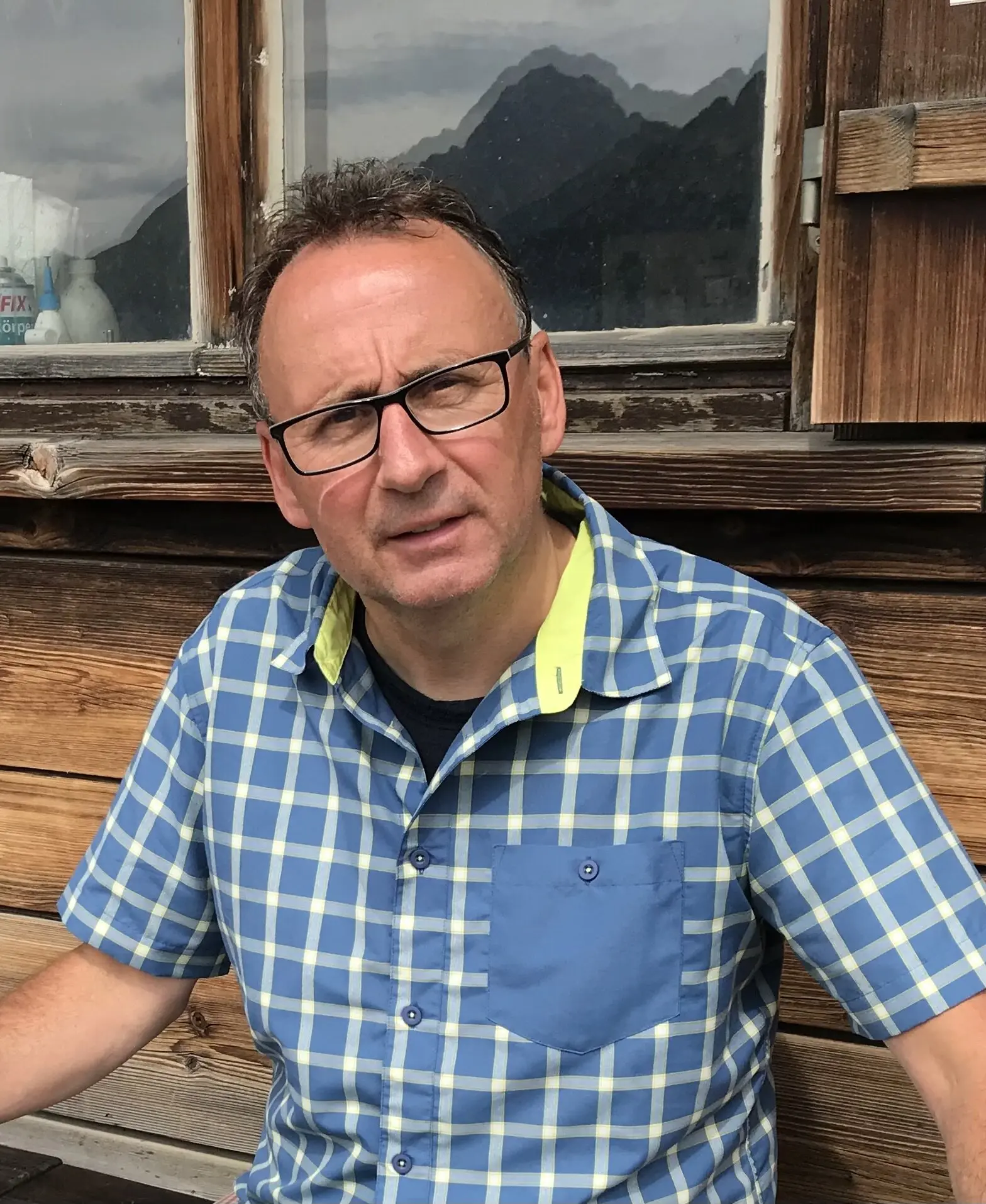 Dirk sitzt vor einer Hütte | © DAV Münster