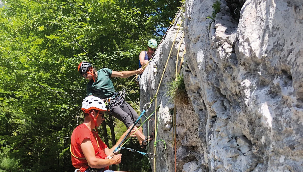 Behelfsmaessige Bergrettung am Fels in einer Übungssituation | © DAV Münster