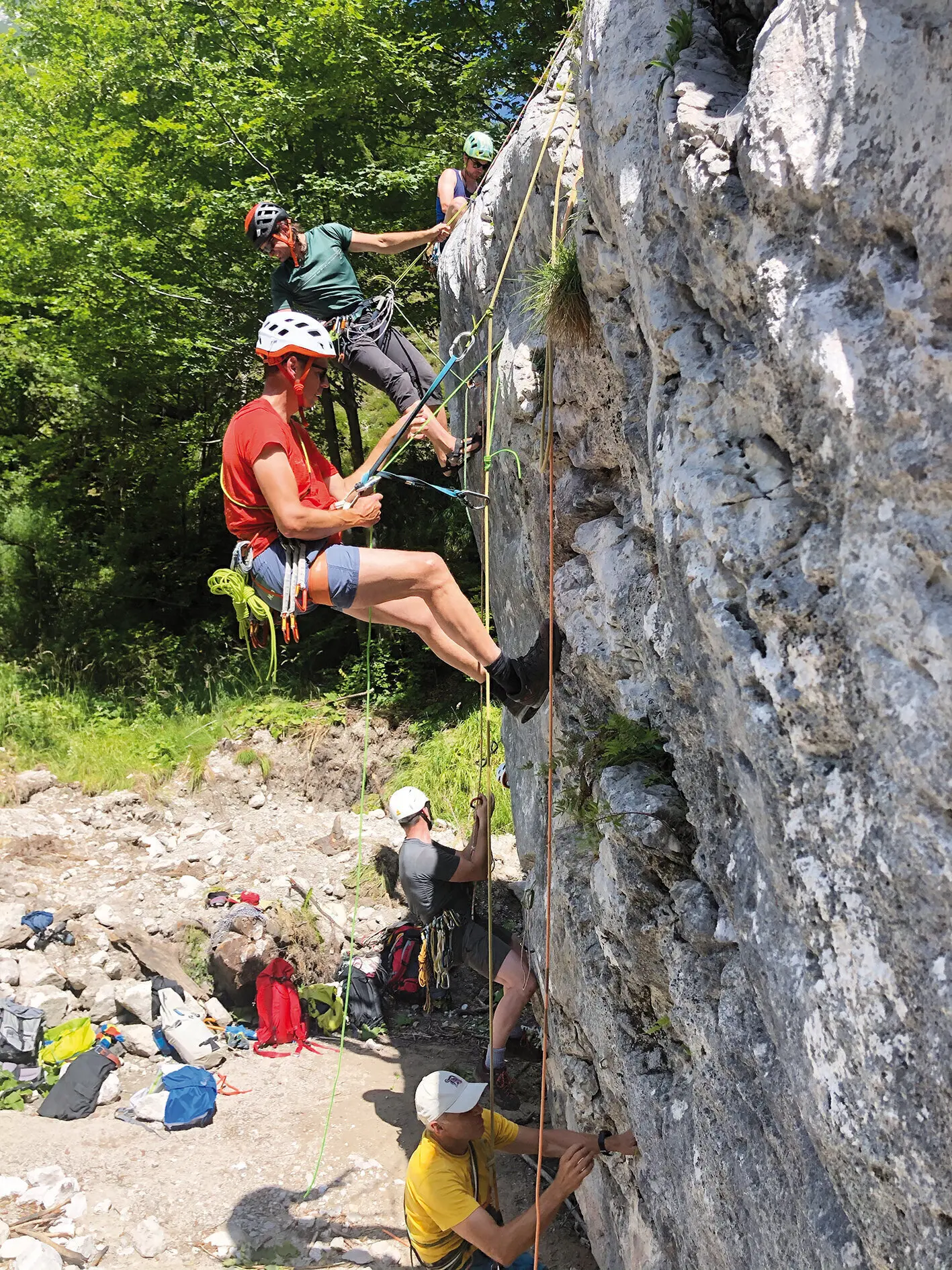 Behelfsmaessige Bergrettung am Fels in einer Übungssituation | © DAV Münster