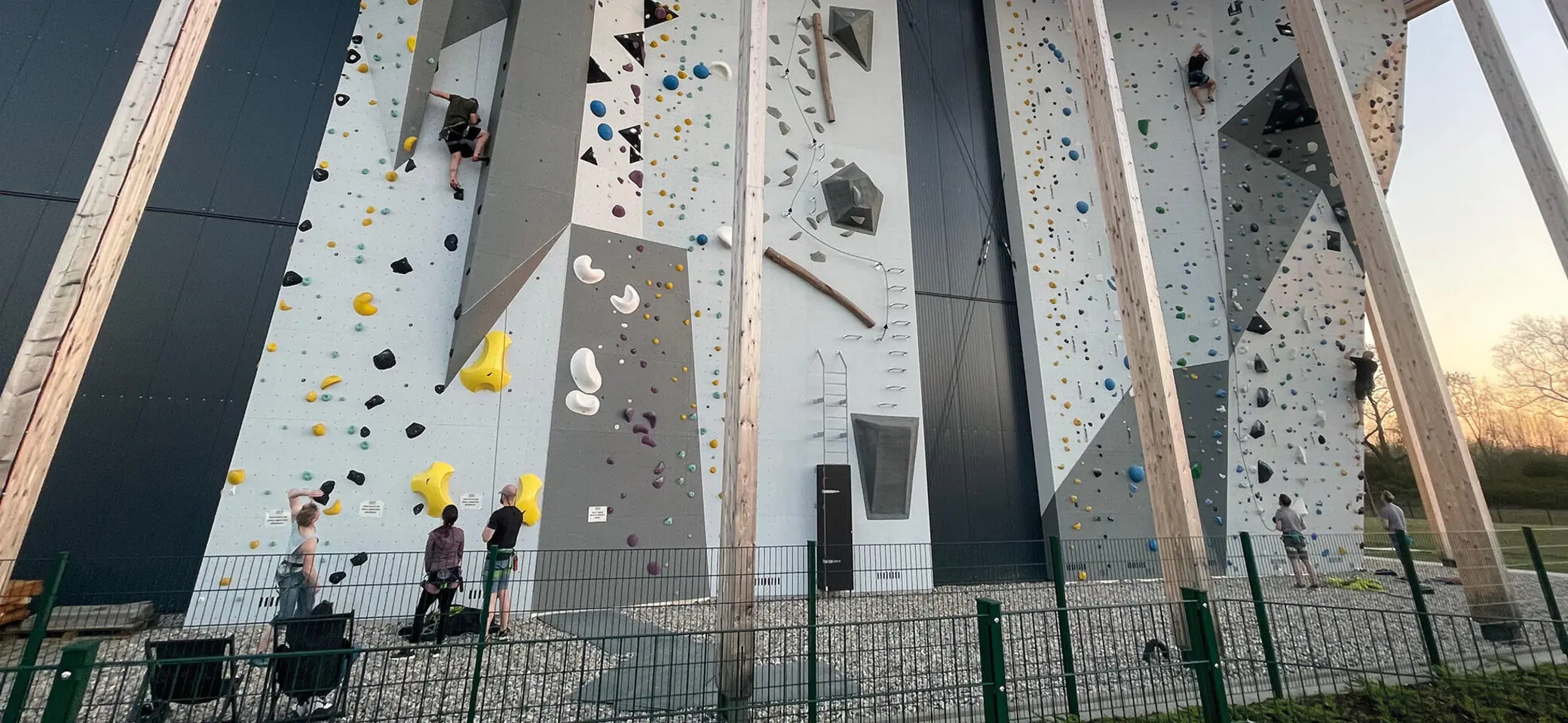 Blick von außen auf die gesamte Kletterwand | © DAV Münster