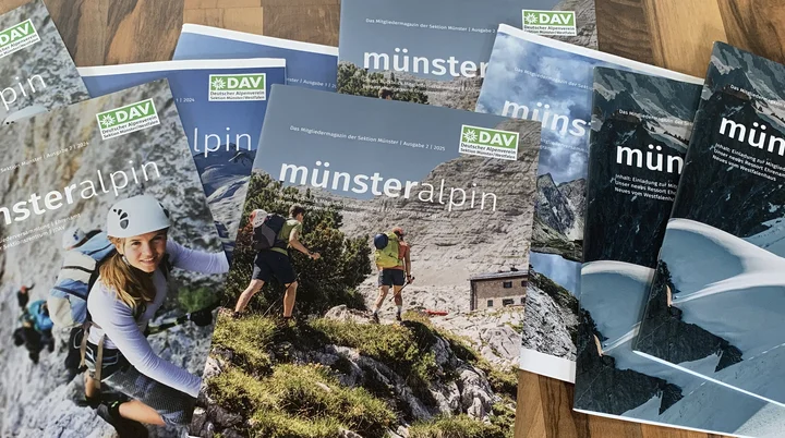 Foto von mehreren MünsterAlpin Magazinen | © DAV Münster
