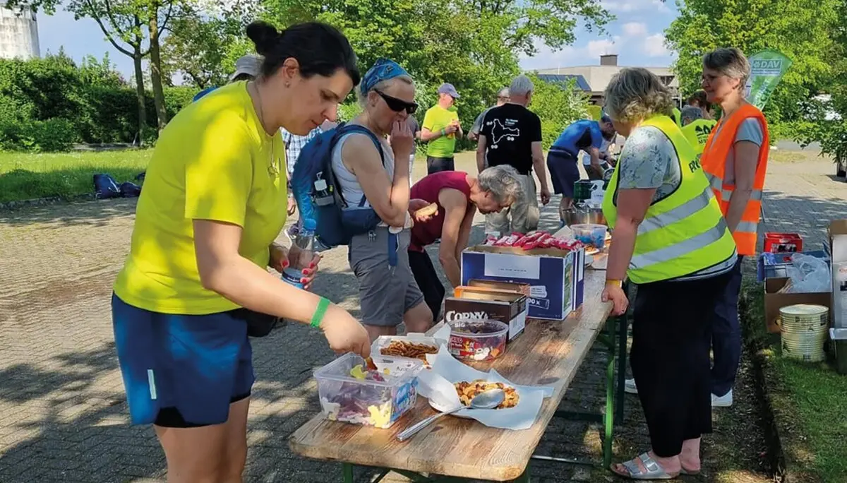 Essensausgabe an einem Verpflegungspunkt | © DAV Münster