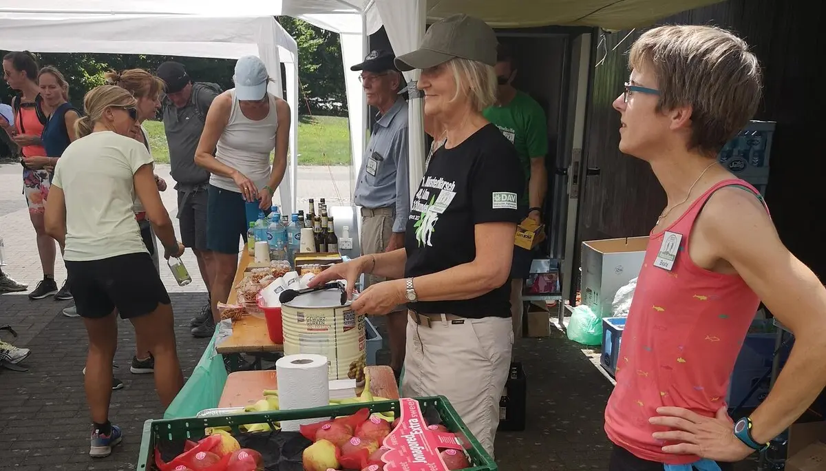 Essensausgabe an einem Verpflegungspunkt | © DAV Münster