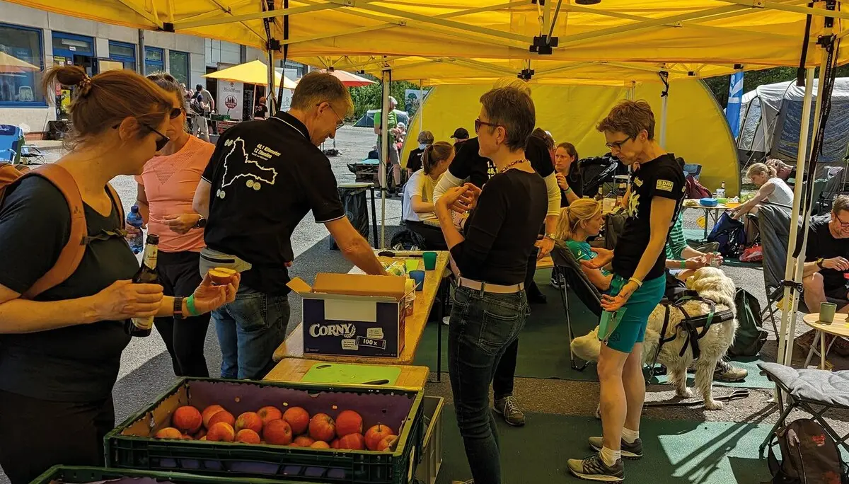 Essensausgabe an einem Verpflegungspunkt | © DAV Münster