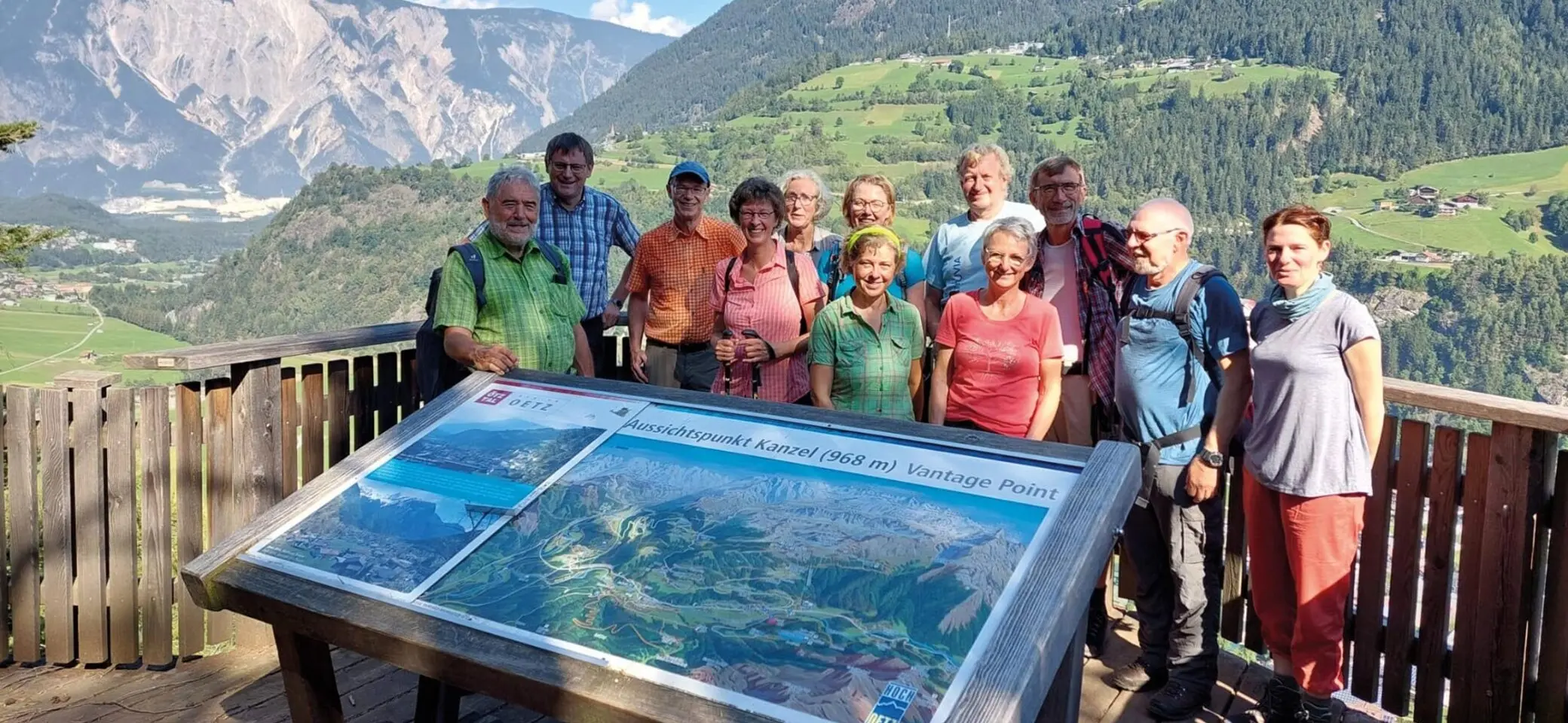 Es sind ca. 10 Wanderer an einem erhöhten Aussichtspunkt zu sehen, im Hintergrund schöne Berge | © DAV Münster