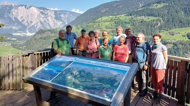 Es sind ca. 10 Wanderer an einem erhöhten Aussichtspunkt zu sehen, im Hintergrund schöne Berge | © DAV Münster