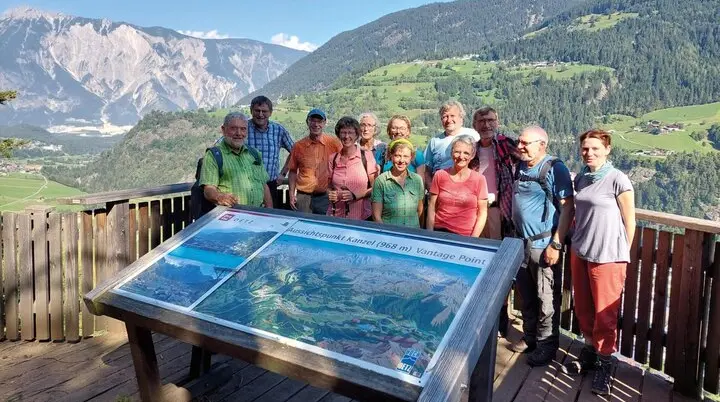 Es sind ca. 10 Wanderer an einem erhöhten Aussichtspunkt zu sehen, im Hintergrund schöne Berge | © DAV Münster