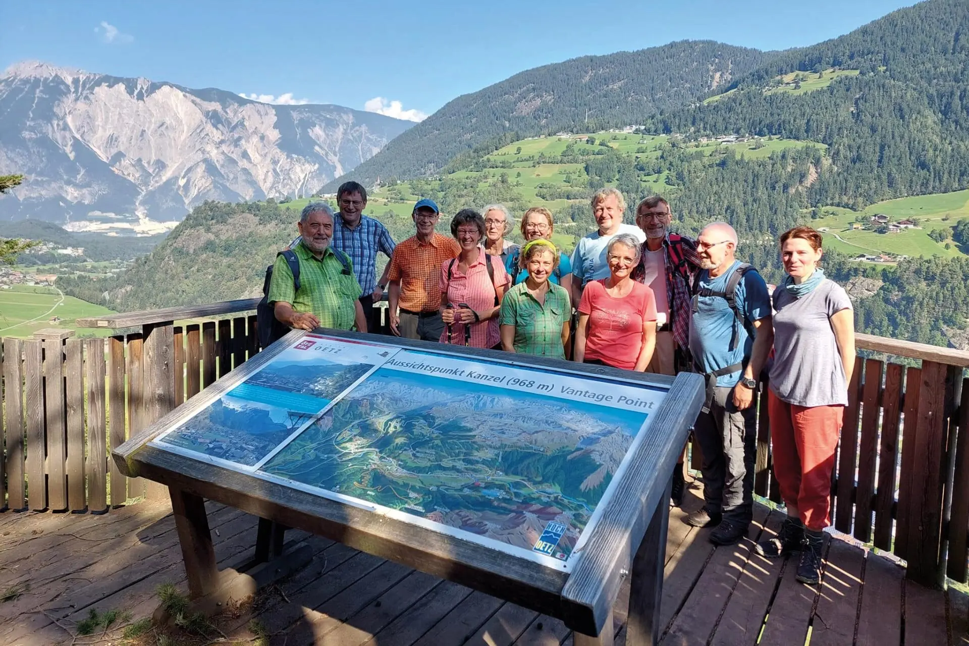 Es sind ca. 10 Wanderer an einem erhöhten Aussichtspunkt zu sehen, im Hintergrund schöne Berge | © DAV Münster