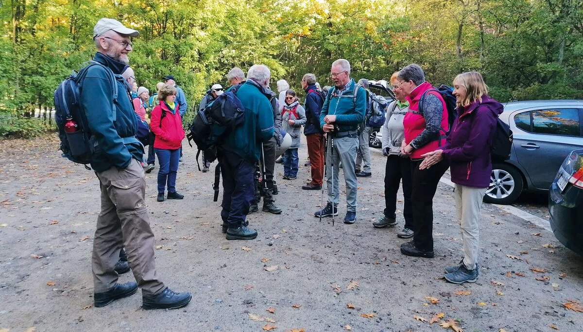 Es sind viele Wanderer an einem Parkplatz zu sehen | © DAV Münster