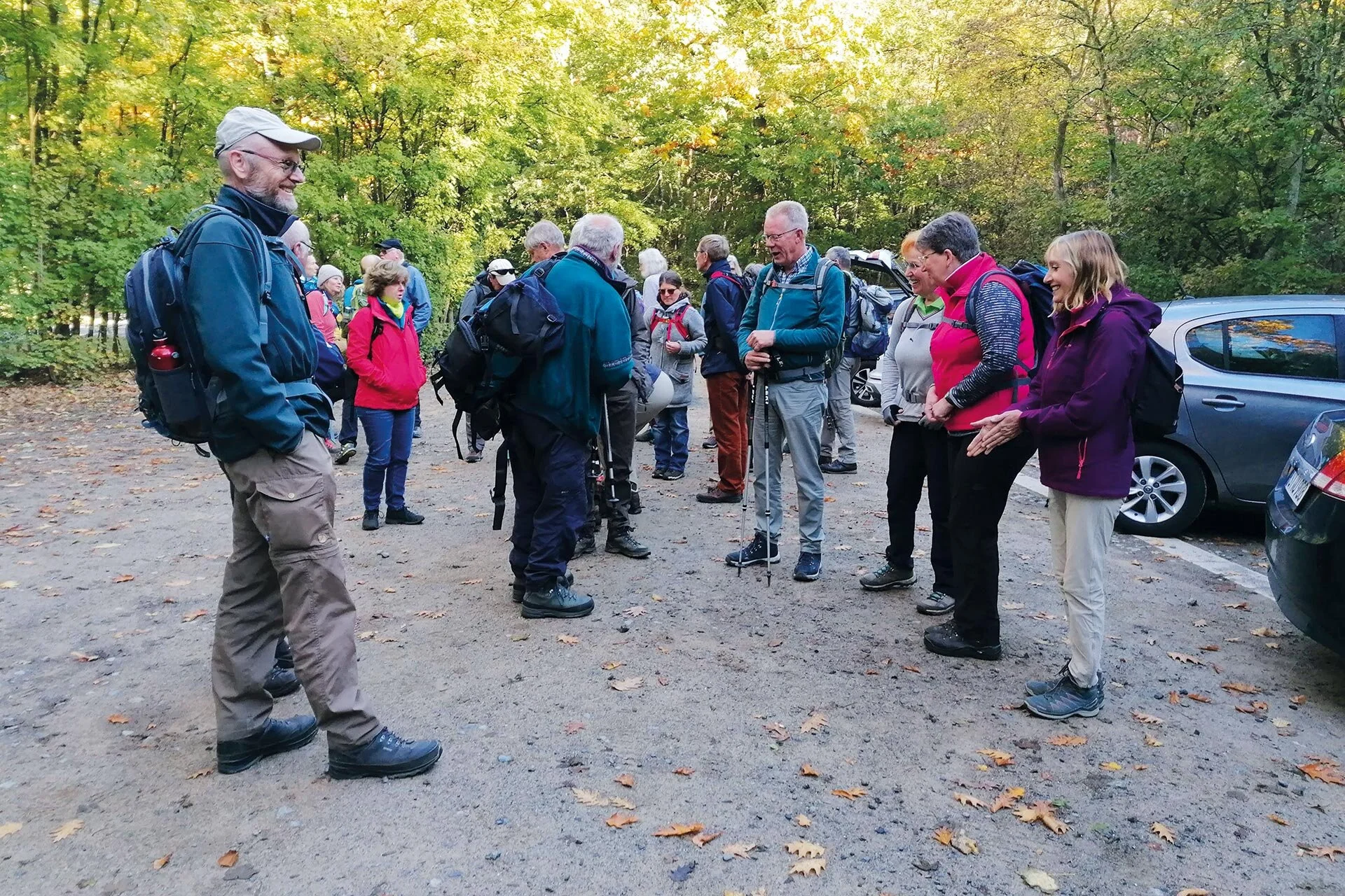 Es sind viele Wanderer an einem Parkplatz zu sehen | © DAV Münster
