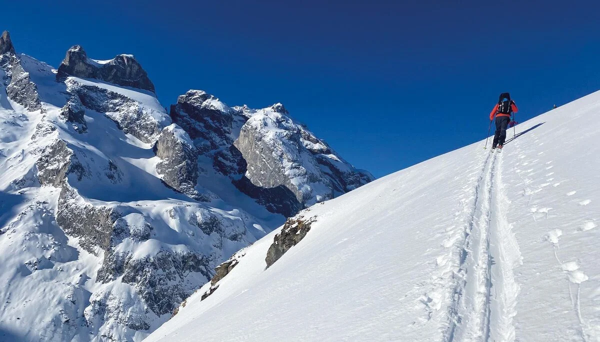 Ein Ski-Wanderer ist auf Schnee unterwegs | © DAV Münster