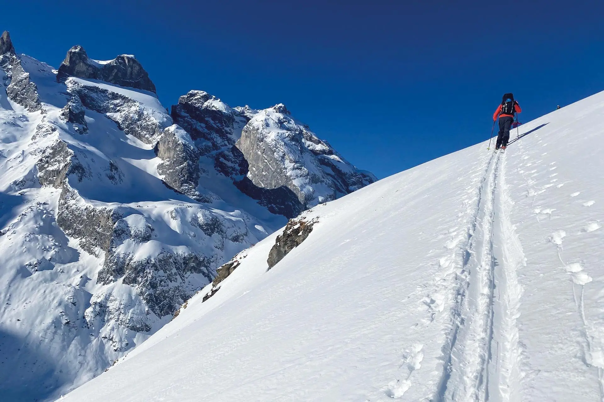 Ein Ski-Wanderer ist auf Schnee unterwegs | © DAV Münster