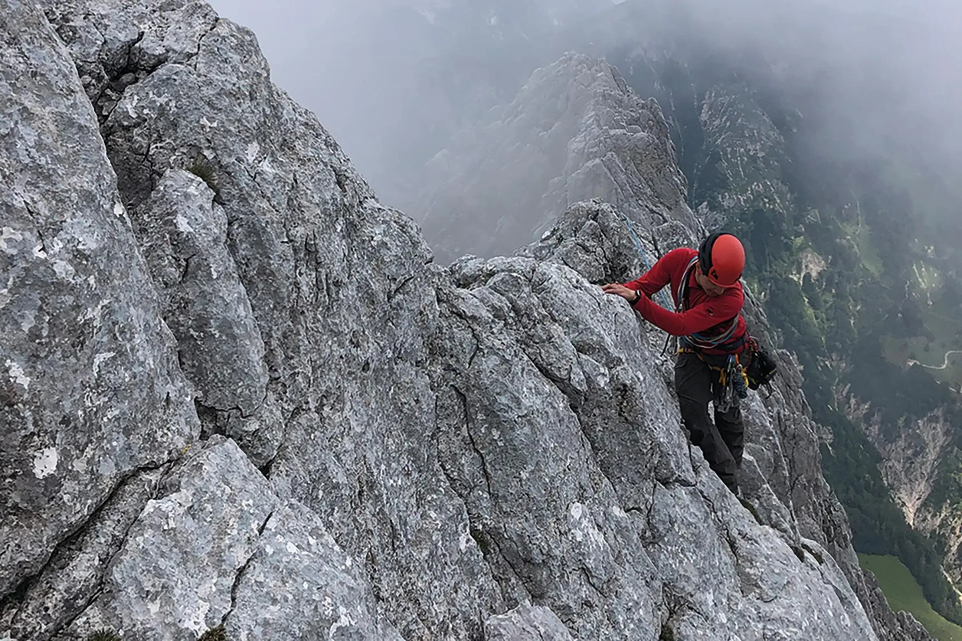 Ein Bergsteiger hangelt sich an einem Grat lang | © DAV Münster