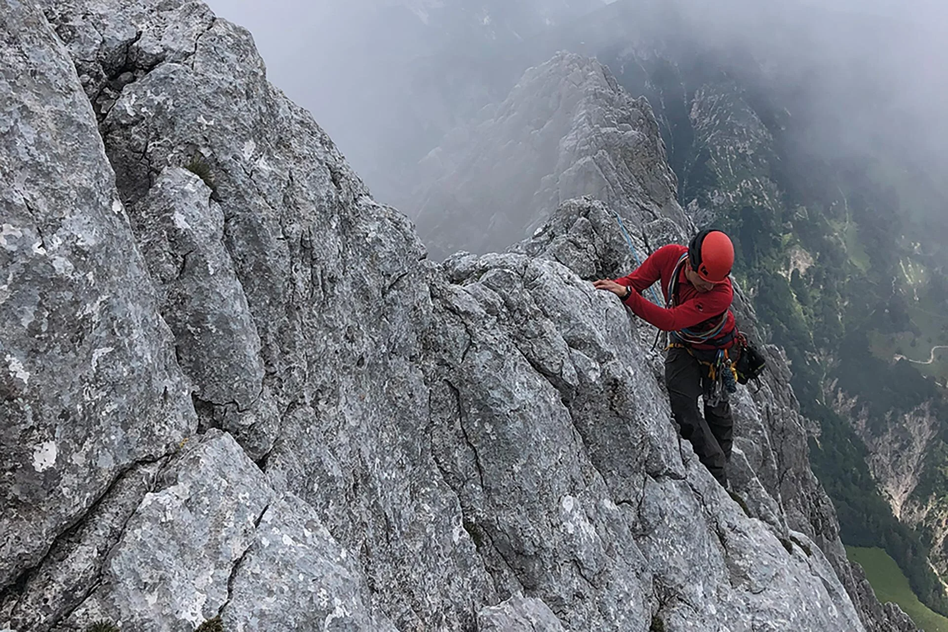 Ein Bergsteiger hangelt sich an einem Grat lang | © DAV Münster