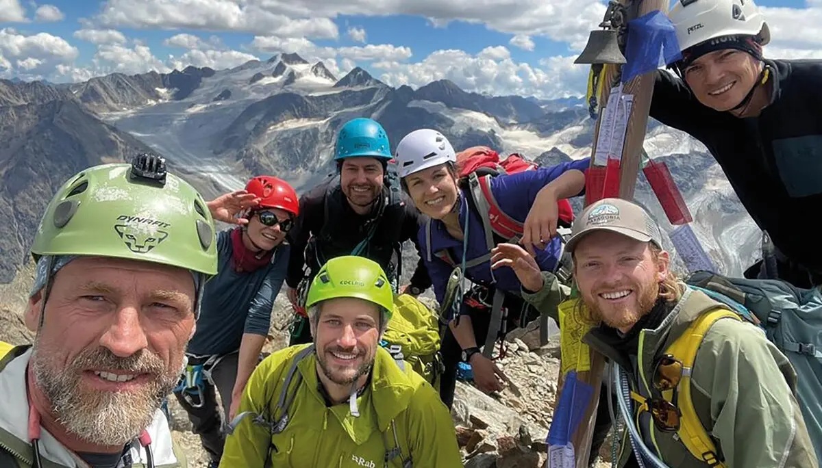 Eine Gruppe von Bergsteiger ist oben auf dem Gipfel zu sehen in Nahaufnahme | © DAV Münster