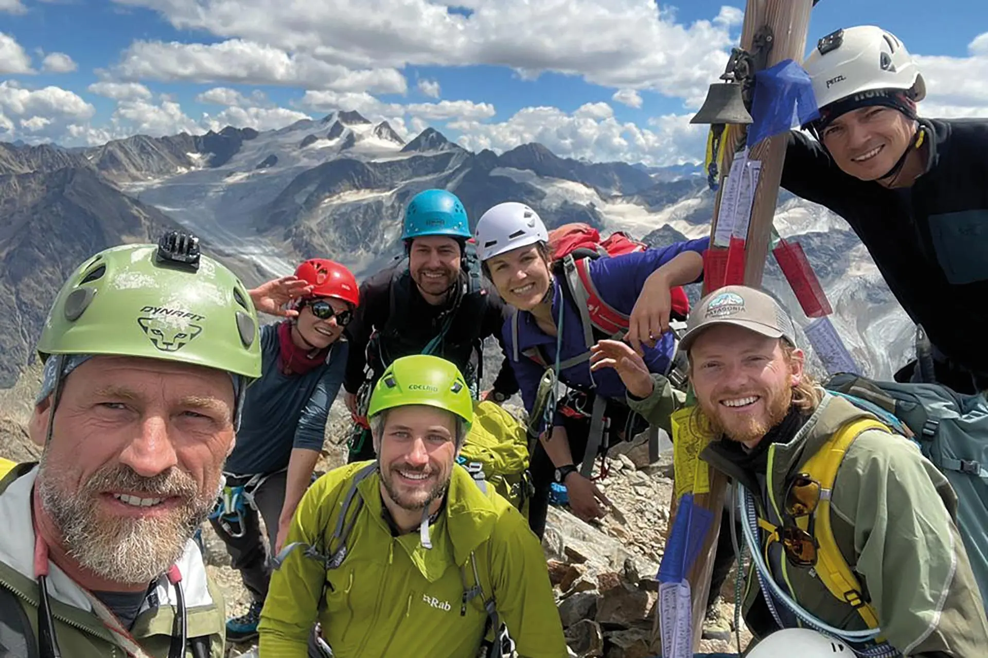 Eine Gruppe von Bergsteiger ist oben auf dem Gipfel zu sehen in Nahaufnahme | © DAV Münster